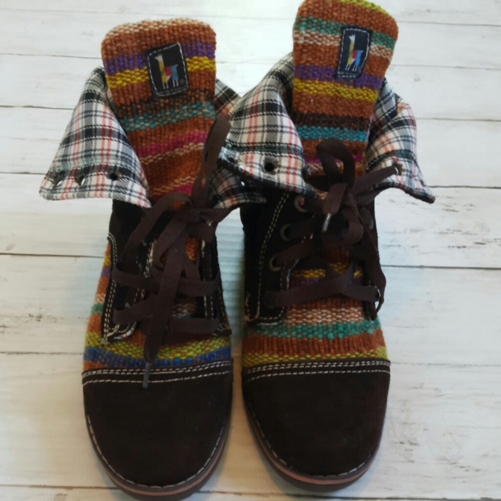 Made in ecuador boots leather? woven details